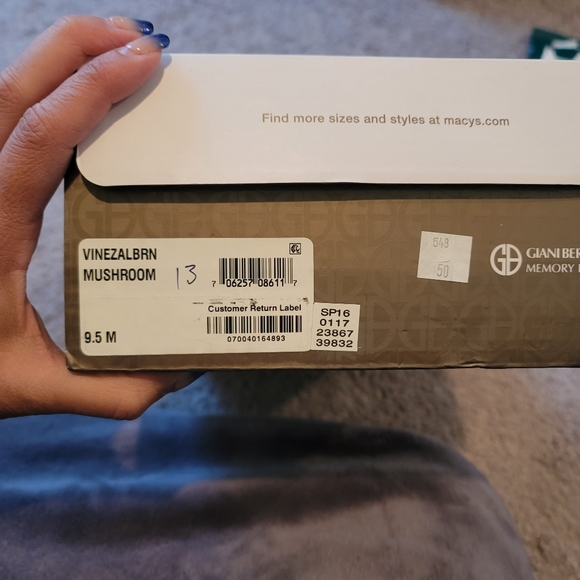 T strap pumps - Picture 2 of 8